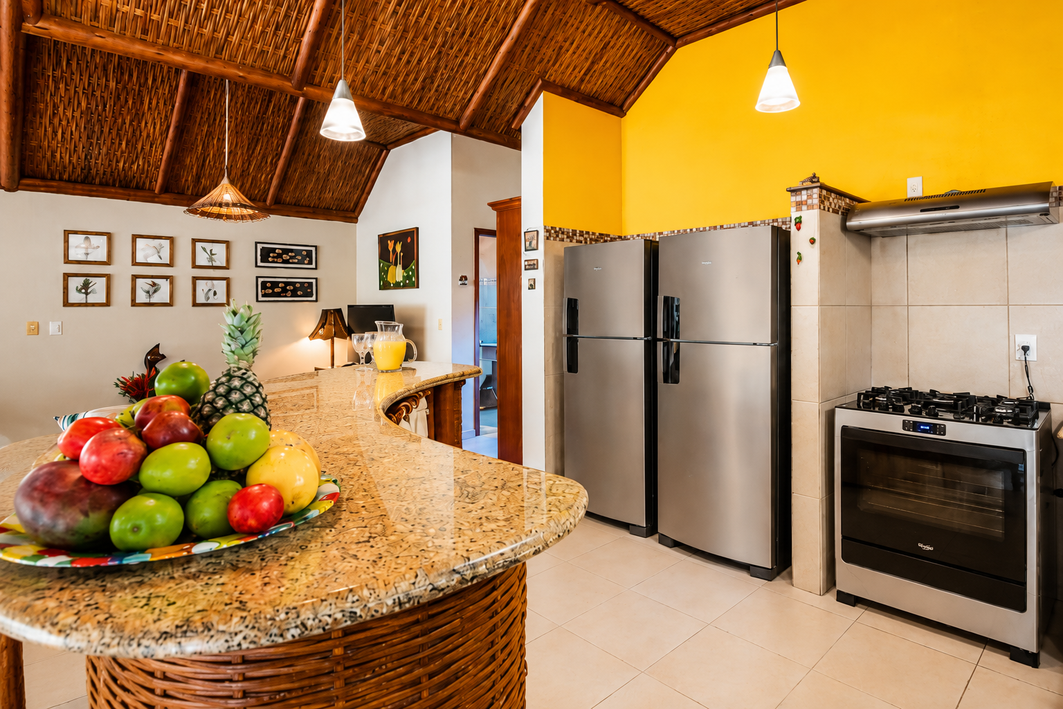 Cozinha aberta com frutas tropicais sobre a bancada