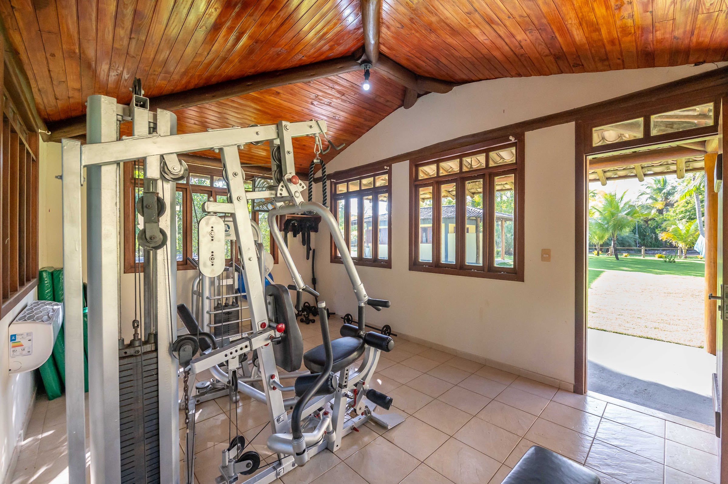 Academia com vista para o jardim e palmeiras