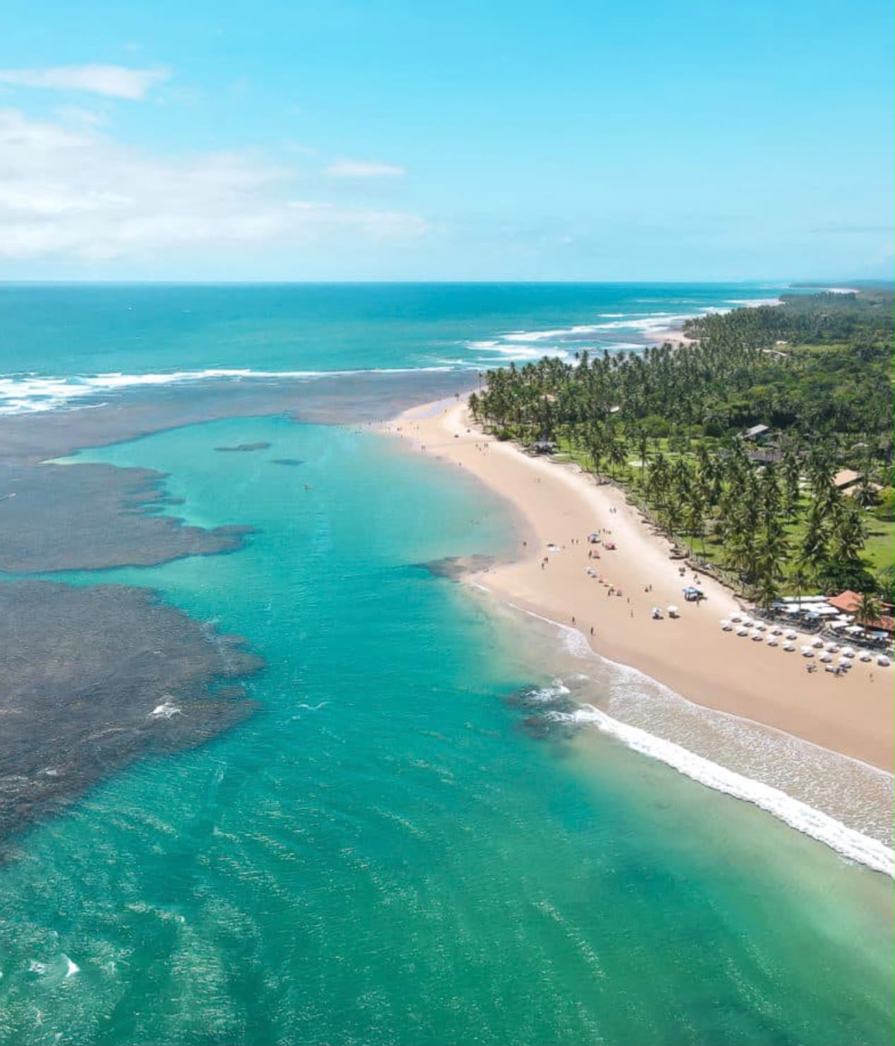 Vista aérea da praia de Maraú com areia dourada e mar turquesa