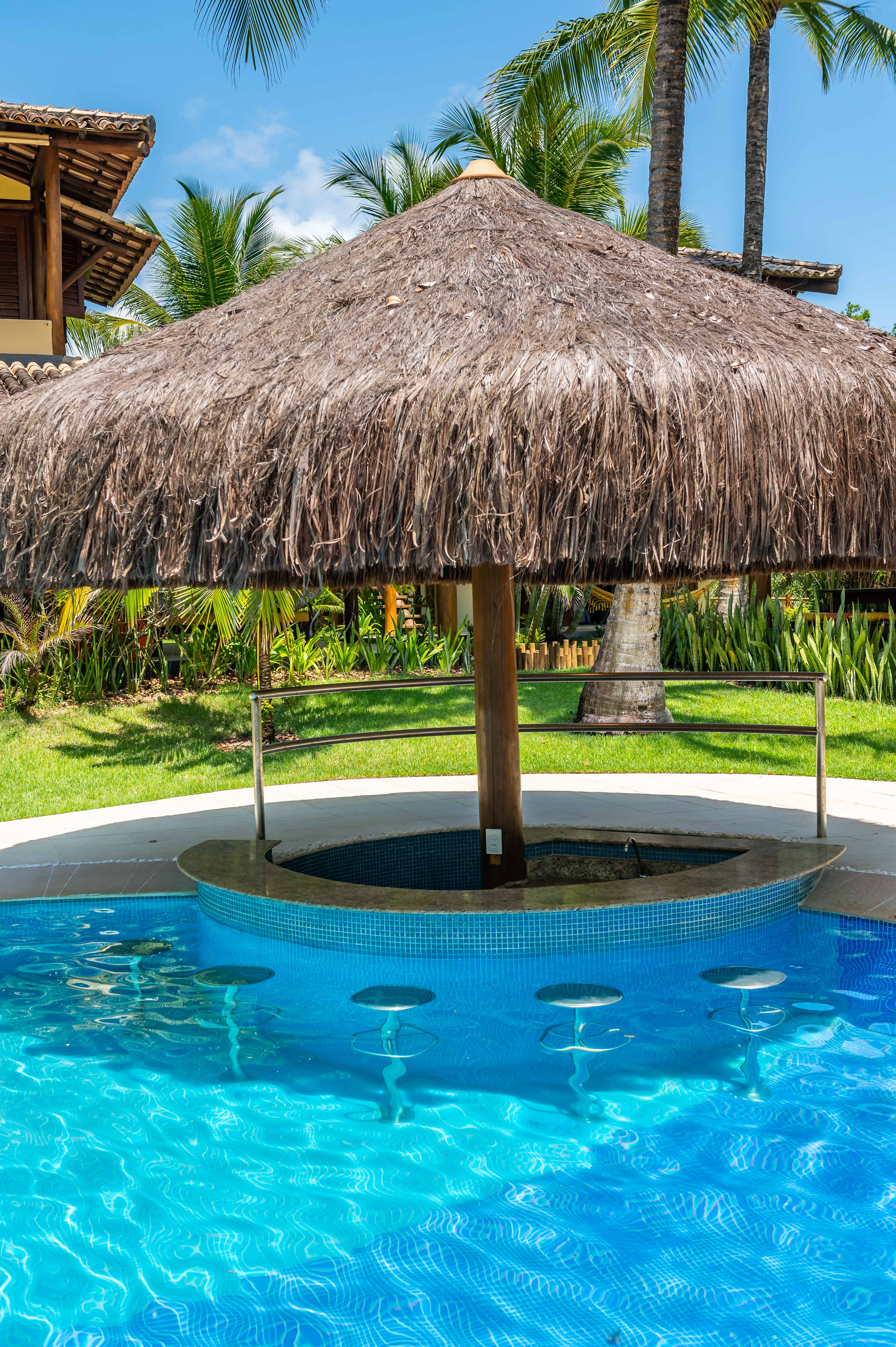 Bar dentro da piscina com bancos submersos