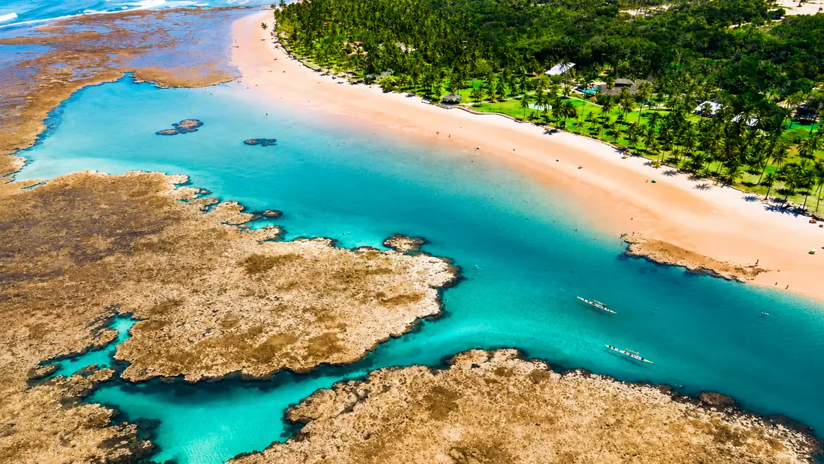 Vista aérea da costa de Maraú com recifes e piscinas naturais